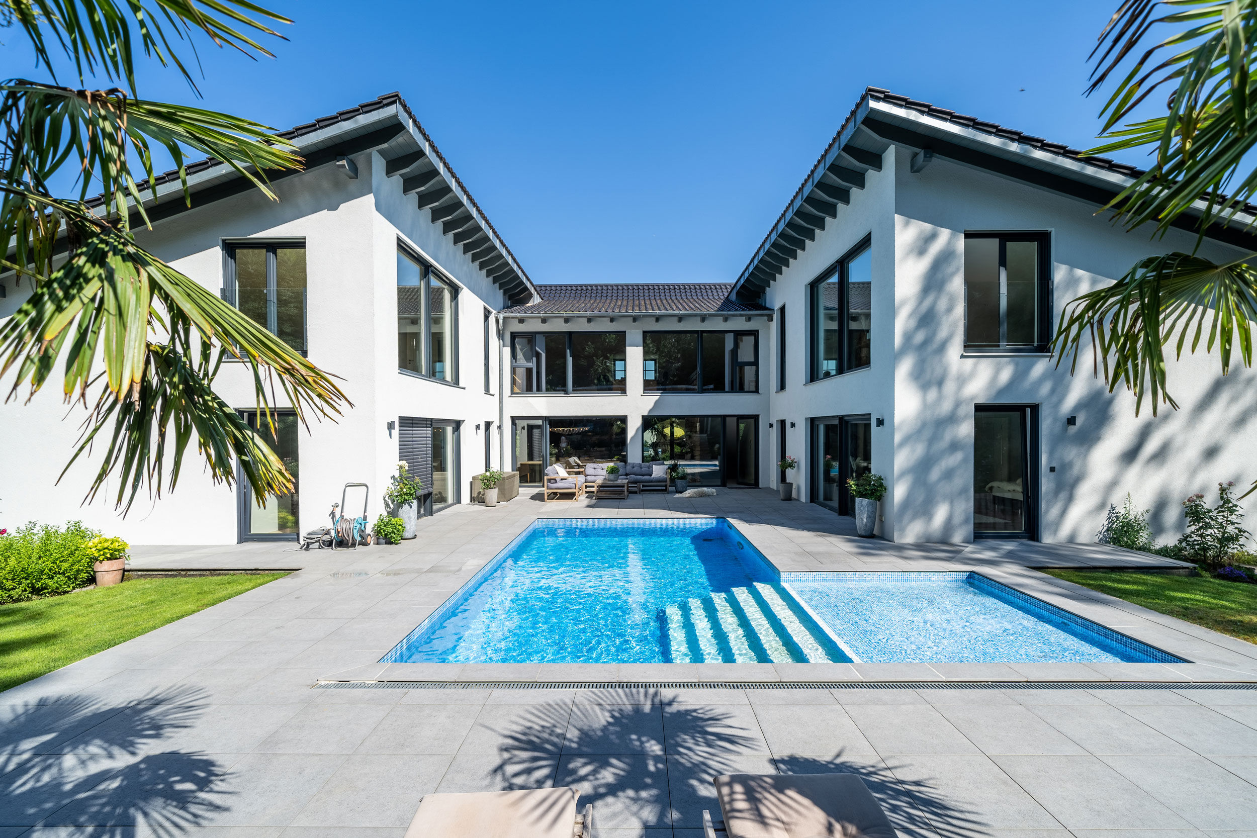 Immobilienfoto moderne Villa mit Pool