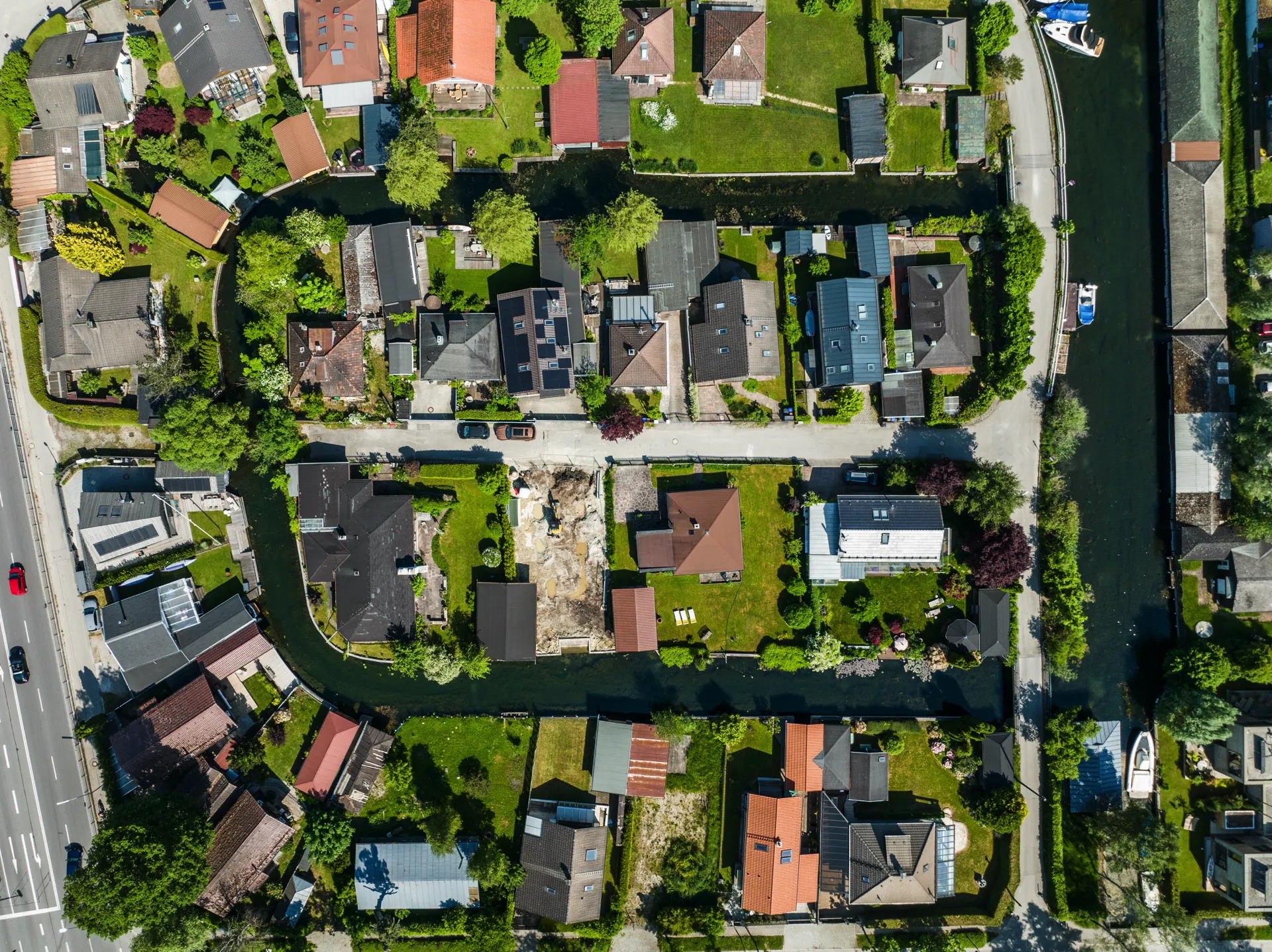Drohnen-Senkrechtaufnahme Wohngebiet Starnberg zeigt Grundstücksgrenzen, Gartenflächen und Gebäudeanordnung von oben