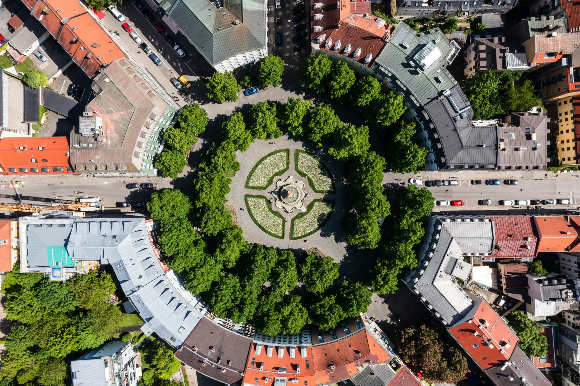 Drohnen-Senkrechtaufnahme Gärtnerplatz München mit kreisförmiger Grünanlage und sternförmigem Straßenverlauf