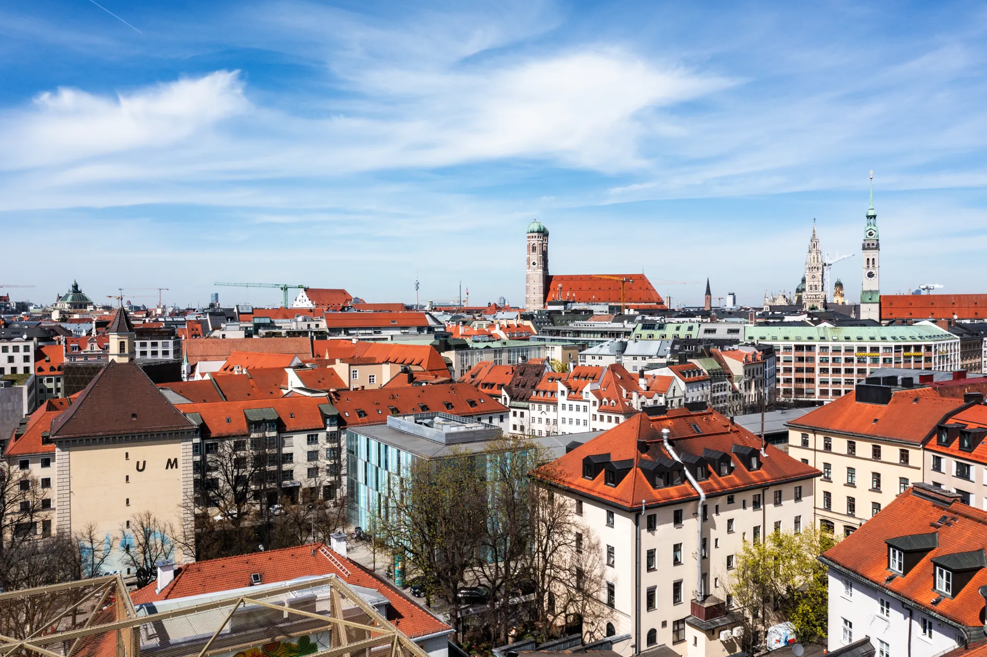 Drohnen-Schrägaufnahme München Innenstadt mit Frauenkirche, Rathaus und historischer Dachlandschaft