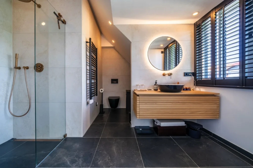 Fotograf Ferienhaus zeigt Designer Badezimmer